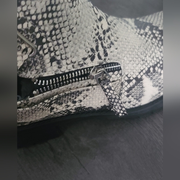 Qupid TRESSA-22S Combat Moto Style Boots  STONE BLACK SNAKE - Picture 8 of 10